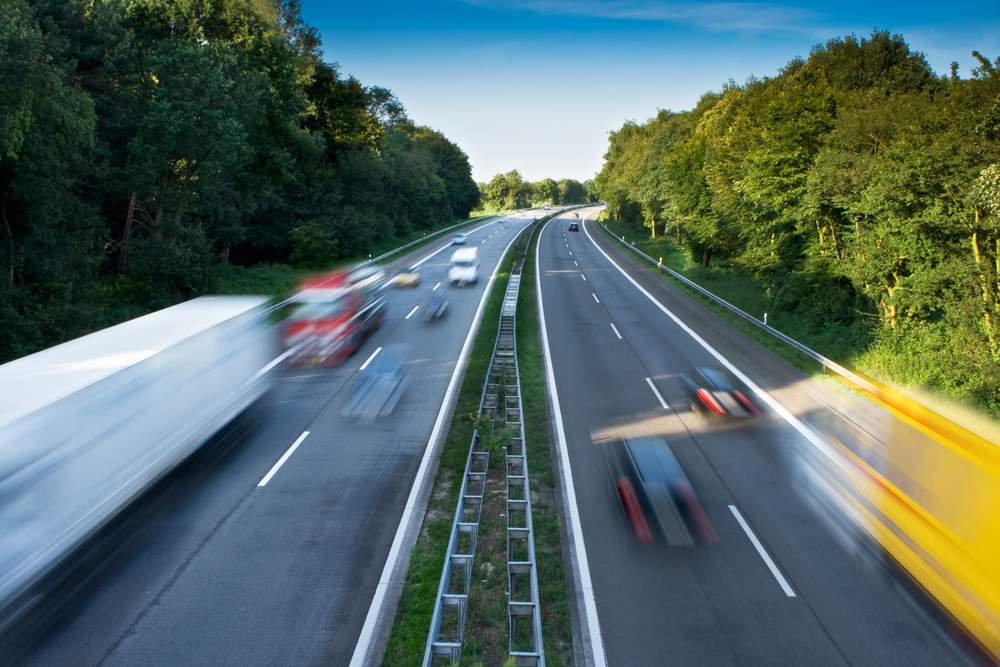 Ubriaco guida contromano per 20 chilometri sull’autostrada: fermato dai camionisti