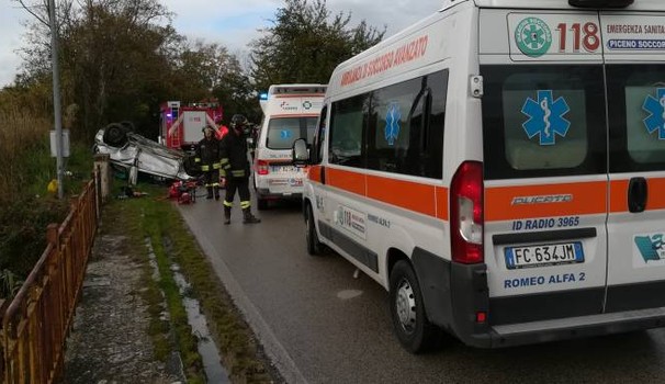 Tremendo impatto, auto si schianta contro un palo e si ribalta, muore 40enne, feriti gravemente due passeggeri