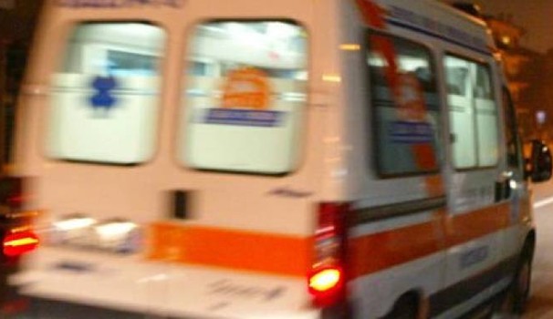  Nel barese, auto sbatte contro palo stazione di servizio, ferita una donna