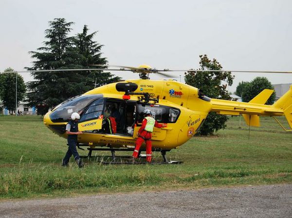 Bimbo di 8 anni scende da scuolabus e viene trravolto da un’auto, è gravissimo