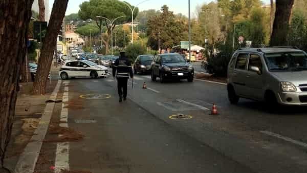 Coppia investita da un’auto, bilancio tragico: morto il marito, grave la moglie