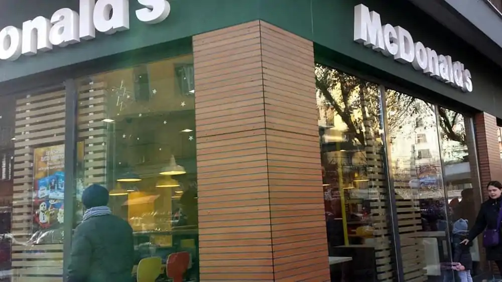 Il corpo della donna è rimasto a terra per ore, coperto da un telo, mentre il locale è rimasto aperto con i clienti seduti ai tavolini.