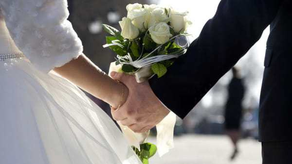 Tragedia alle nozze, la sposa muore durante il lancio del bouquet
