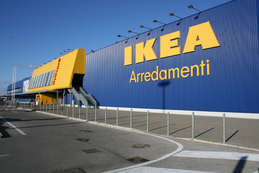 Bari, Ikea licenzia un lavoratore per 5 minuti di pausa in più, l’uomo è padre di due bimbi piccoli