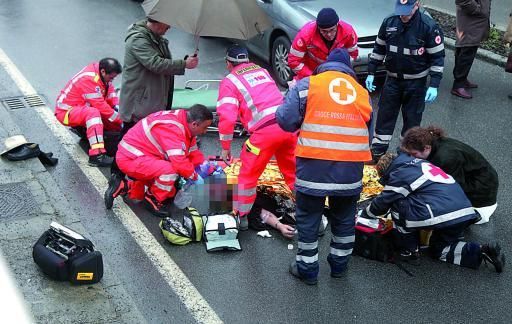 Tragedia sulle strade, pedone attraversa la strada e viene falciata sotto gli occhi del marito, morta