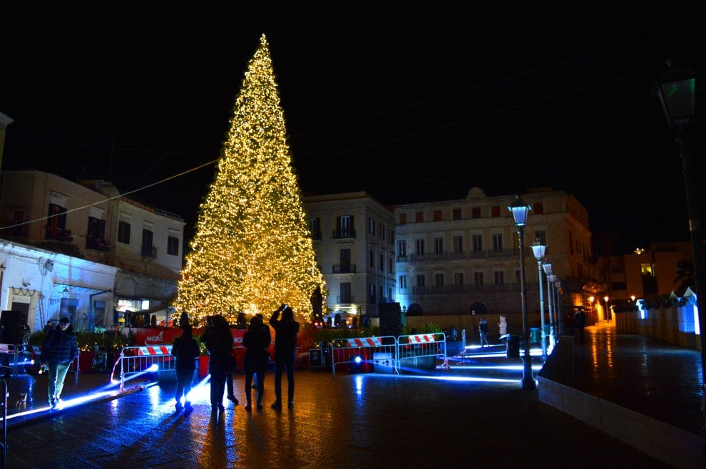 Bari, “O ci dai i soldi o bruciano l’albero di Natale di Piazza Ferrarese”, due arresti per tentata estorsione