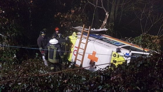 Ambulanza precipita in una scarpata, muore il paziente, feriti conducente e barelliere