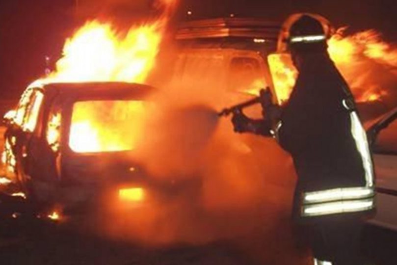 Puglia, attimi di terrore auto va a fuoco mentre è in marcia,  a borda una donna con le due figlie