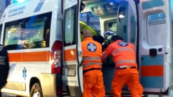 Bari, via Caldarola incidente auto contro moto, sono due i feriti