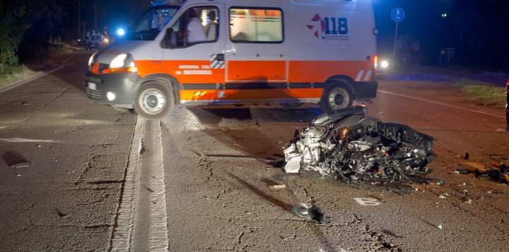 Tragico impatto tra Suv e Citroen C3, muore un uomo, il suo corpo estratto dalle lamiere