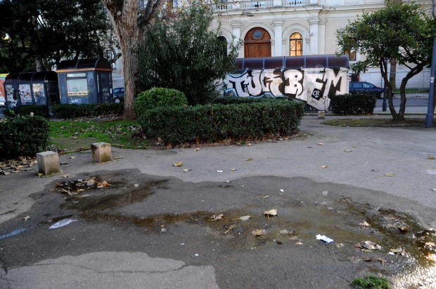 Bari, piazza Umberto terra di nessuno, nuova maxi rissa tra extracomunitari, panico tra i passanti, due i feriti