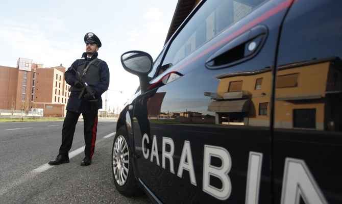 Puglia, ladro fa irruzione armato di pistola in una tabaccheria ma viene prima spintonato da una donna e poi rinchiuso nel bagno