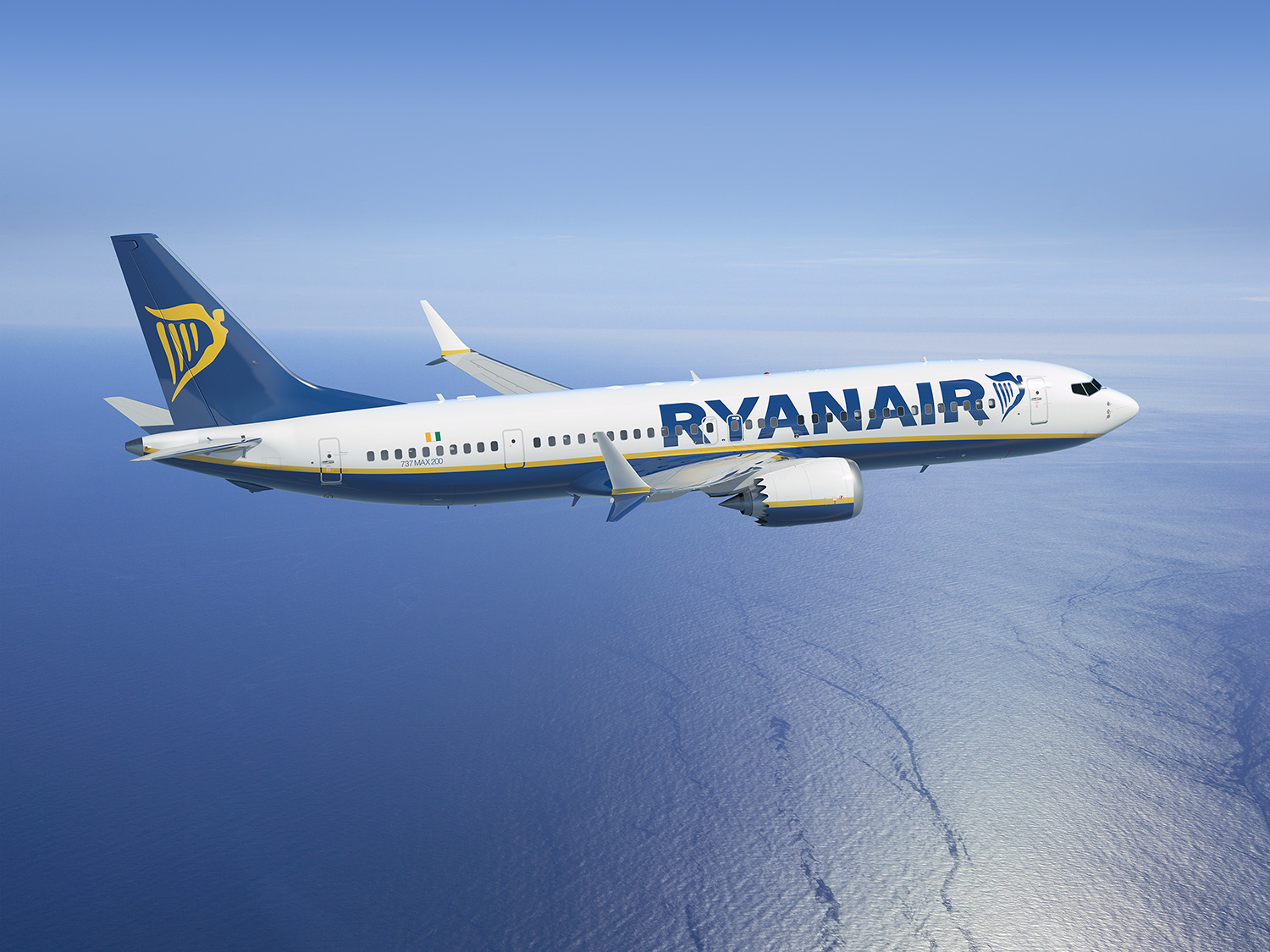 Passeggero su volo Ryanair apre uscita emergenza e si siede su ala dell’aereo, arrestato