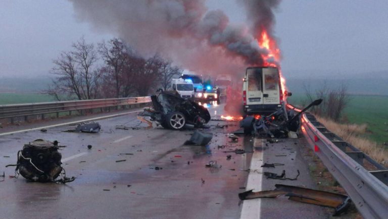 Spaventoso incidente sulla Bradanica, scontro frontale tra una Jaguar e un furgone, tre persone morte carbonizzate