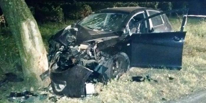Puglia auto si schianta contro un albero, papà barese, mamma e bambino di 3 anni gravissimi, feriti estratti dalle lamiere