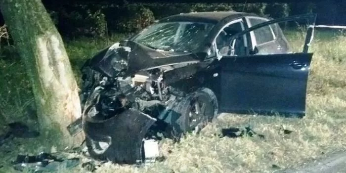 Puglia auto si schianta contro un albero, papà barese, mamma e bambino di 3 anni gravissimi, feriti estratti dalle lamiere