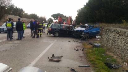 Puglia, impatto frontale, due auto distrutte, ambulanza e pompieri, feriti i due conducenti