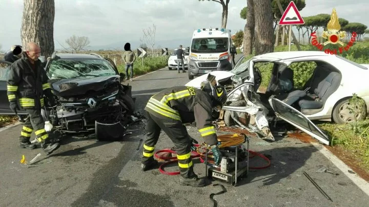 Drammatico incidente, uomo estratto dalle lamiere dopo un’ora, è gravissimo, altri due sono i feriti