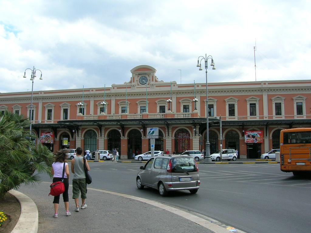 Bari, da lunedì inizieranno i lavori che rivoluzioneranno la stazione,  previsti nuovi negozi e una sala d’aspetto modernissima