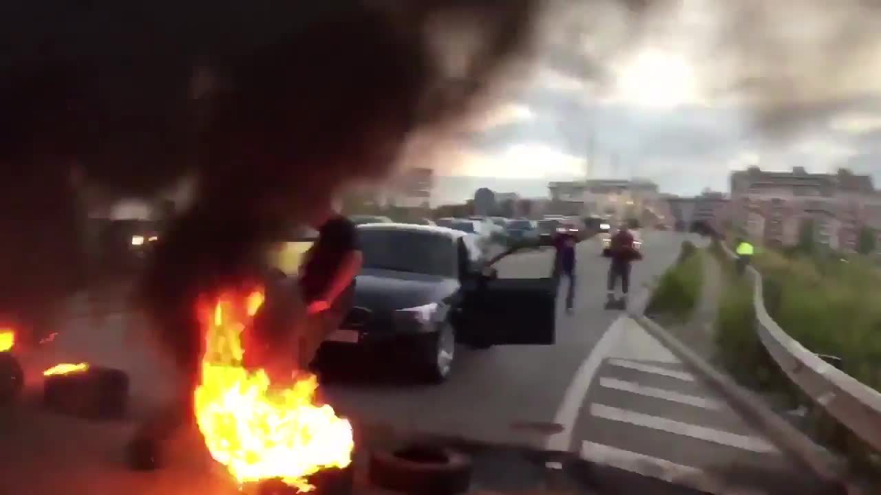 Terribile incidente stradale, un camion prende fuoco, muoiono 6 persone