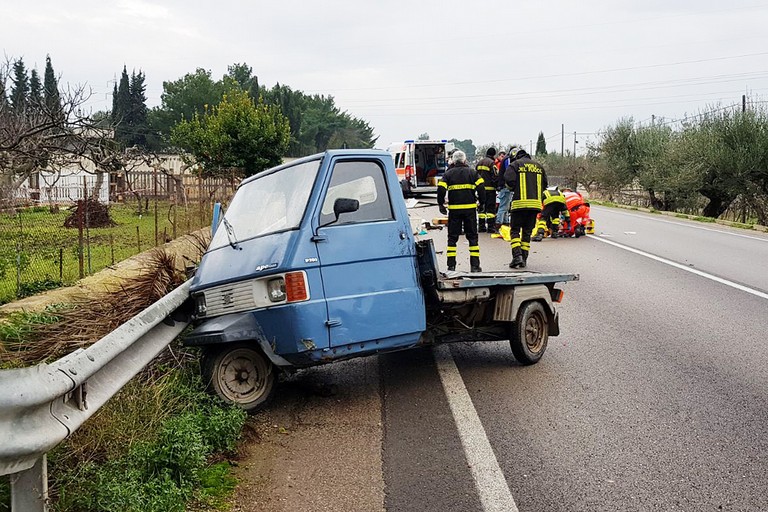 Puglia, grave incidente sulla SS93, conducente vola fuori dal veicolo, intubato