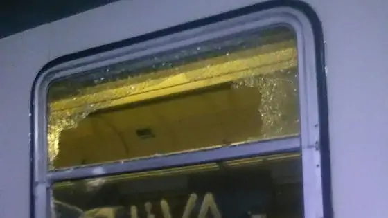 Puglia, lanciati sassi contro un treno, finestrino frantumati, feriti alcuni passeggeri e capotreno