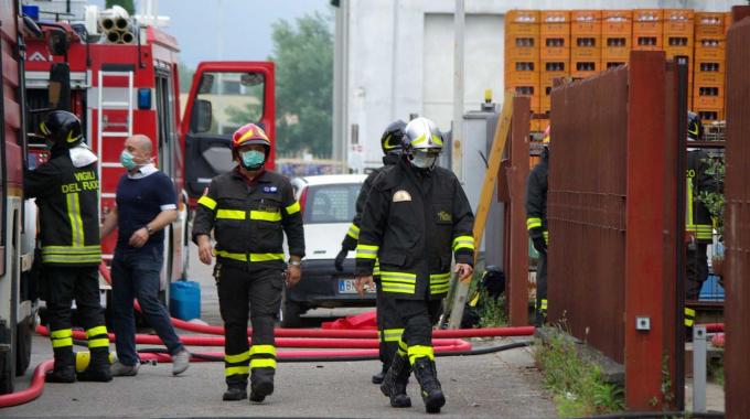 Giallo in Puglia, vigili del fuoco intervengono in un garage per domare incendio e trovano un uomo impiccato