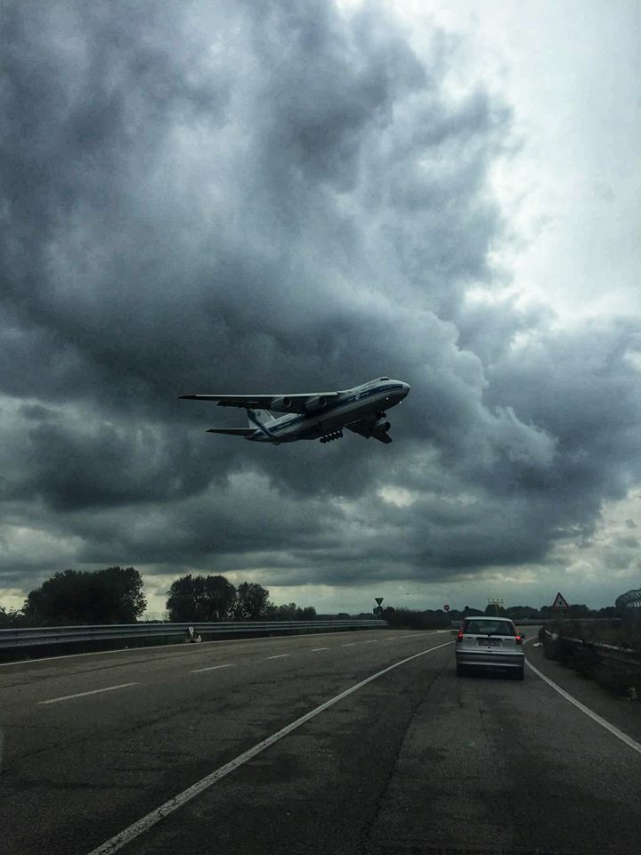 Puglia foto choc, aereo in volo a pochi metri dalla strada statale 106