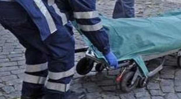 Puglia choc, trovato un corpo senza vita sotto un’impalcatura, mistero sulla causa del decesso