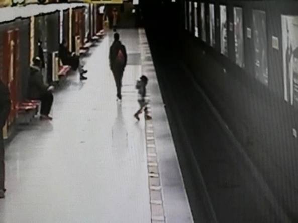 Attimi di terrore in metropolitana, bimbo di 2 anni si lancia sui binari, miracolosamente salvato da due eroi