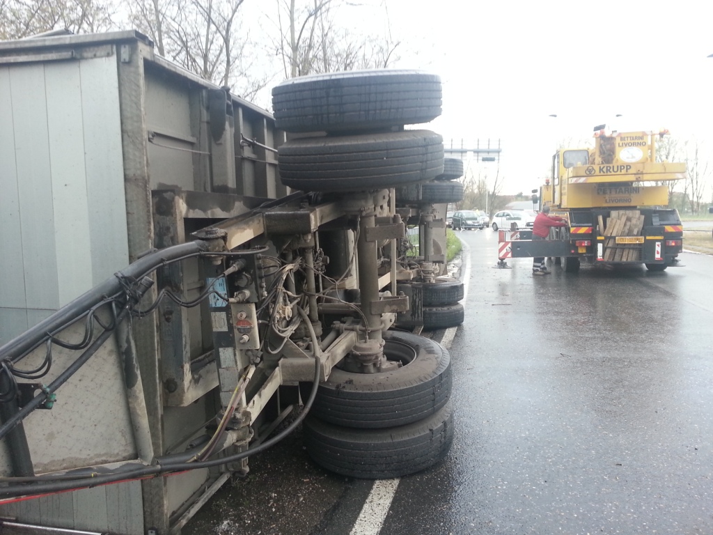 Bari Tir si ribalta, momenti di terrore sulla strada