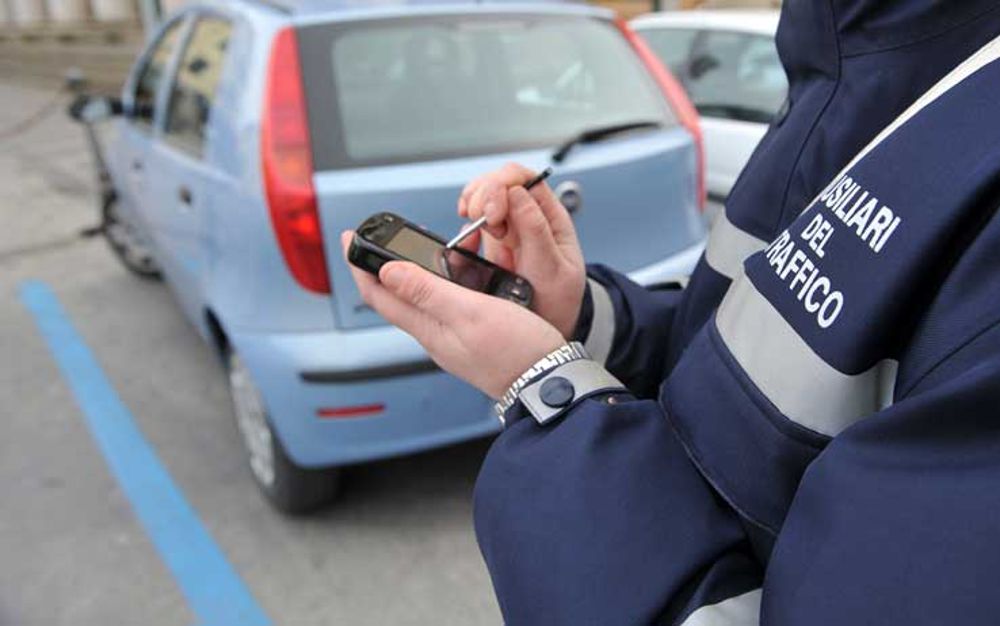 Puglia, non vuole pagare la multa e picchia selvaggiamente l’ausiliare del traffico