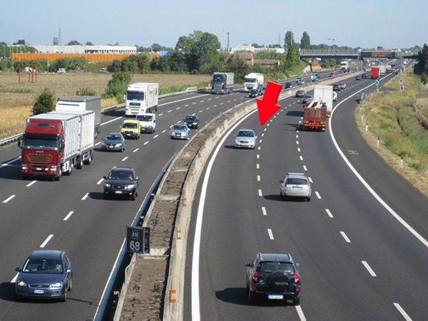 Puglia, terrore sull’A14 auto imbocca contromano autostrada e impatta contro all’altri mezzi, quattro i feriti