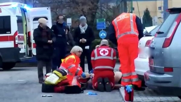 Puglia, violento scontro tra bus e camion, ferita una viaggiatrice