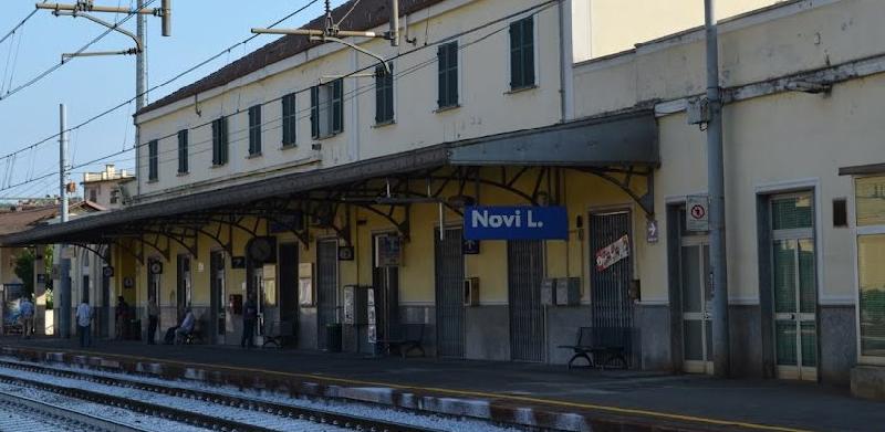 Tragedia sui binari, 21enne si siede sul bordo del binario con la testa tra le mani, il treno passa e lo travolge