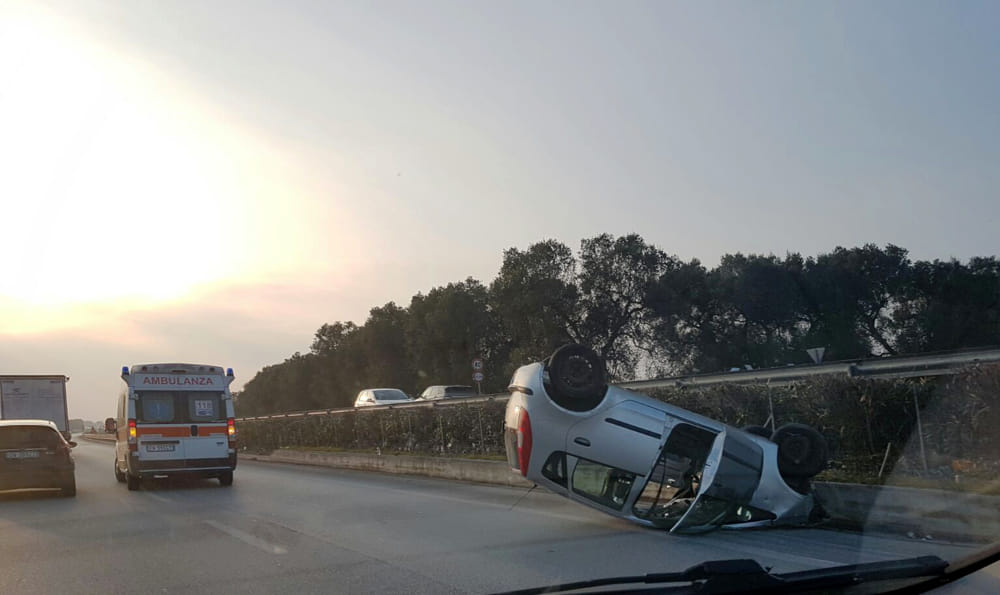 Puglia, terribile incidente stradale, due auto impattano e una si ribalta, donna gravissima