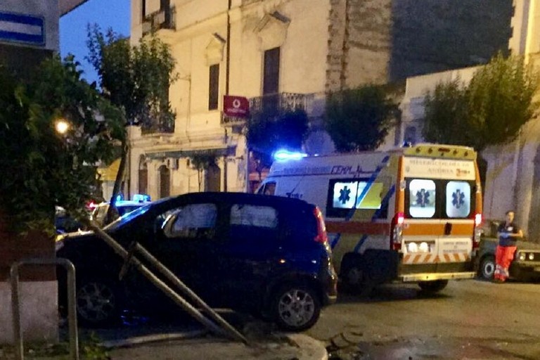 Puglia incidente mortale, auto contro albero muore 37enne