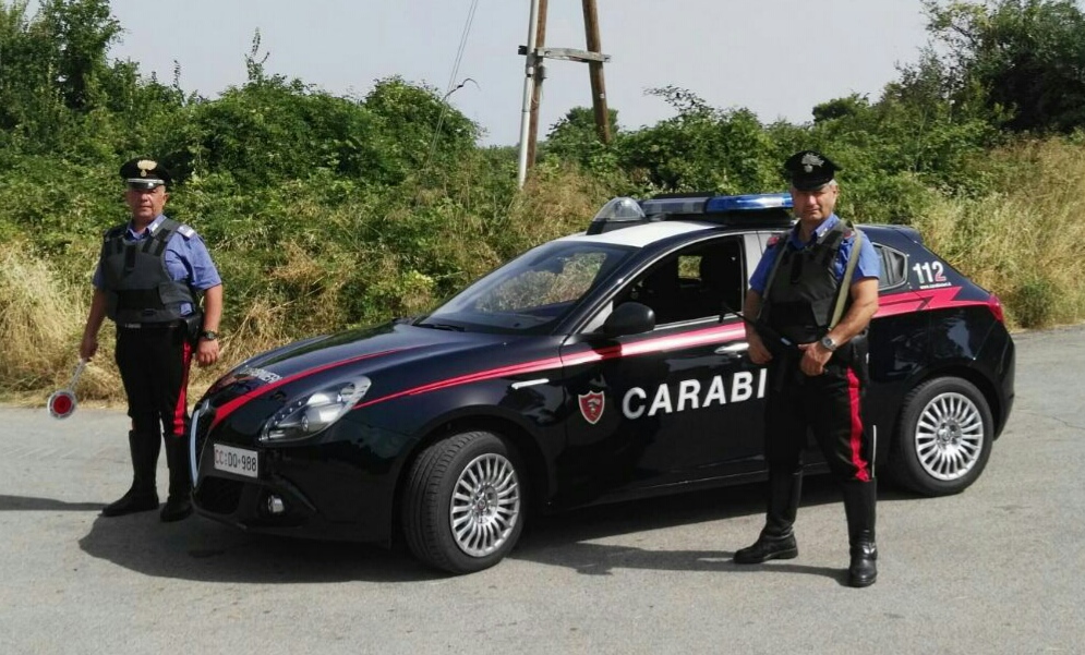 Puglia momenti di panico, fuori da scuola uomo minaccia con un’accetta in mano poi si cosparge di benzina e si da fuoco