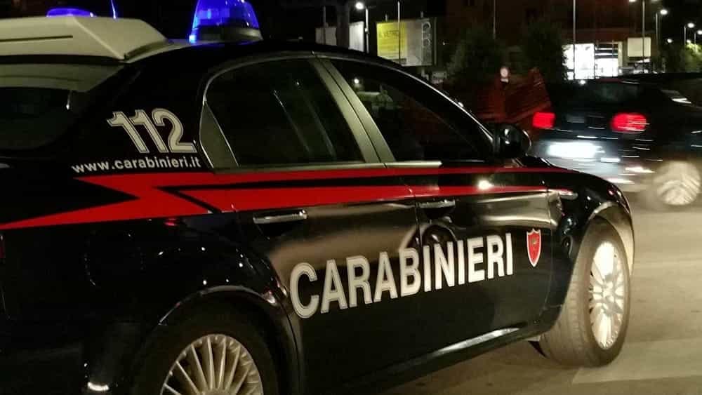 Puglia choc, 23enne sorpreso dai carabinieri mente dorme nella sua auto con i vestiti insanguinati