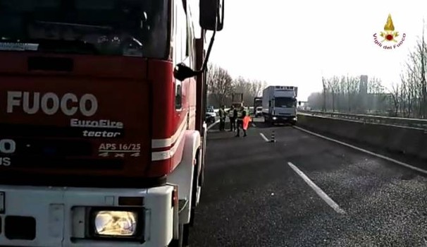 Autostrada A14 Bologna-Taranto, gravissimo incidente, muore una donna, ferito gravemente il figlio di 10 anni