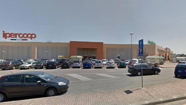 Bari, violenta rissa all’uscita dell’Ipercoop di Santa Caterina tra parcheggiatori abusivi extracomunitari