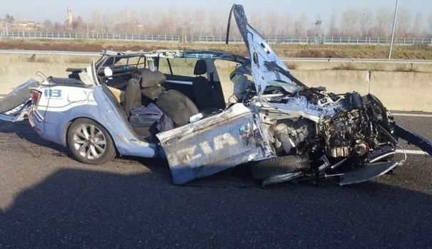 Puglia autostrada A14, auto polizia stradale e un altro mezzo fermo travolti da un tir