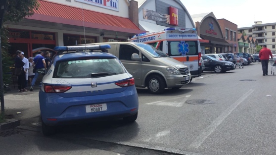 Attimi di panico in una macelleria, uomo entra per far la spesa, si accascia e muore