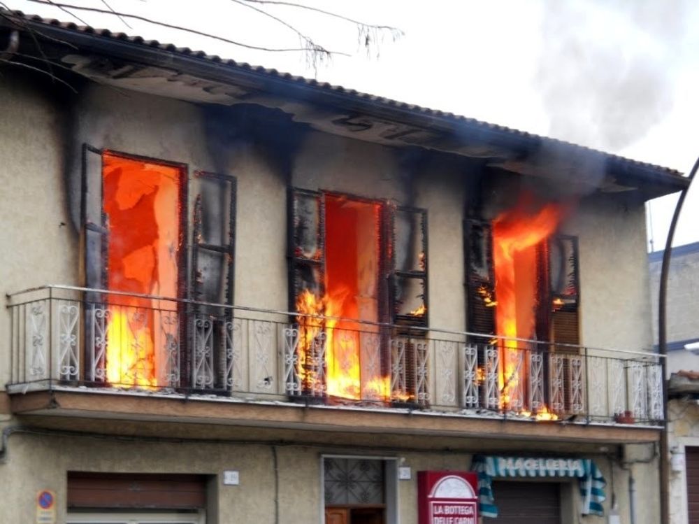 Puglia tragedia sfiorata, accende la stufa e si addormenta, casa in fiamme