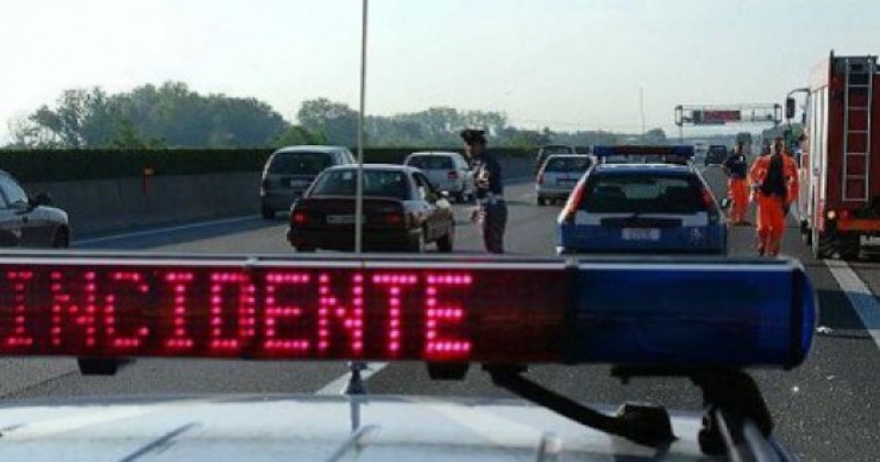 Pulmino si ribalta sull’A14, nove calciatori feriti