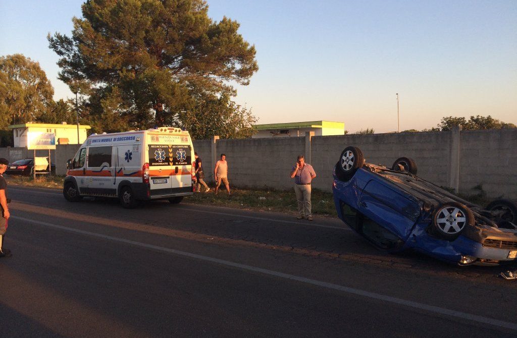 Puglia, gravissimo incidente stradale giovani a bordo, due auto impattano violentemente e una si ribalta,  intervengono i vigili del fuoco