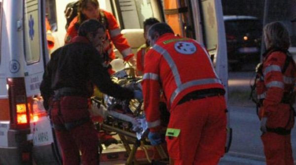 Nel barese, auto urta violentemente contro un albero e si ribalta, ferita una donna