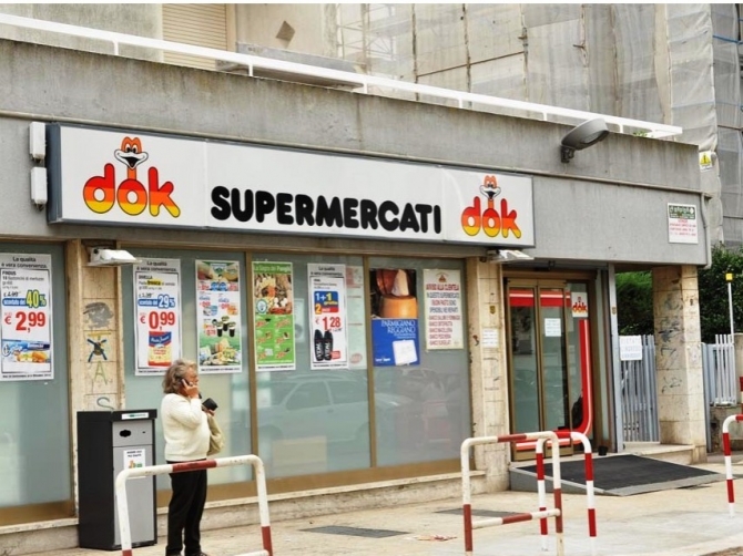 Bari rapina al supermercato Dok, irruzione di due banditi armati di coltello che poi fuggono con bottino