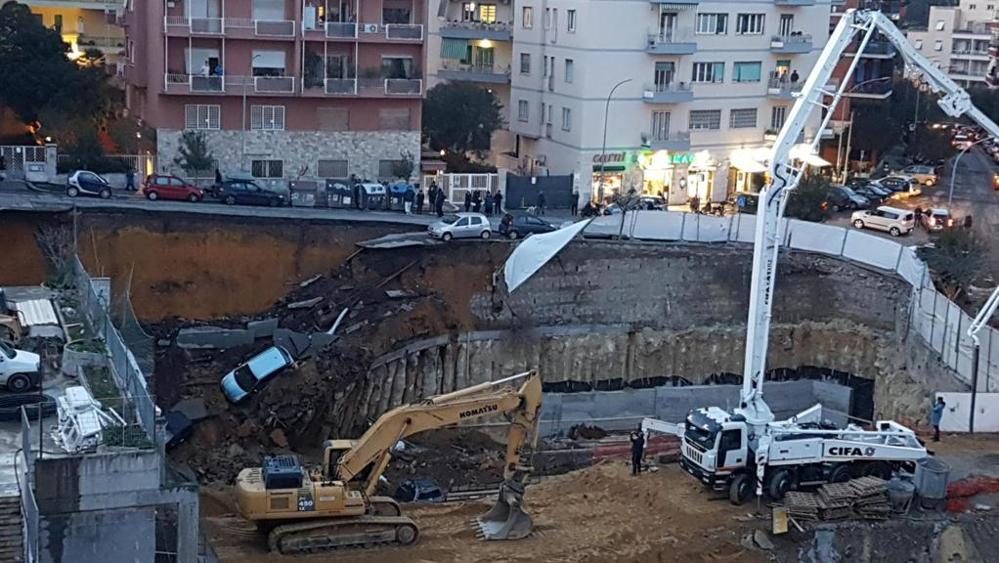 Tragedia sfiorata, si apre voragine in strada, auto inghiottite