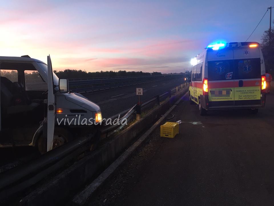 Statale 100 nel barese, tremendo scontro tra furgone e auto,  conducente in fin di vita, feriti passeggeri